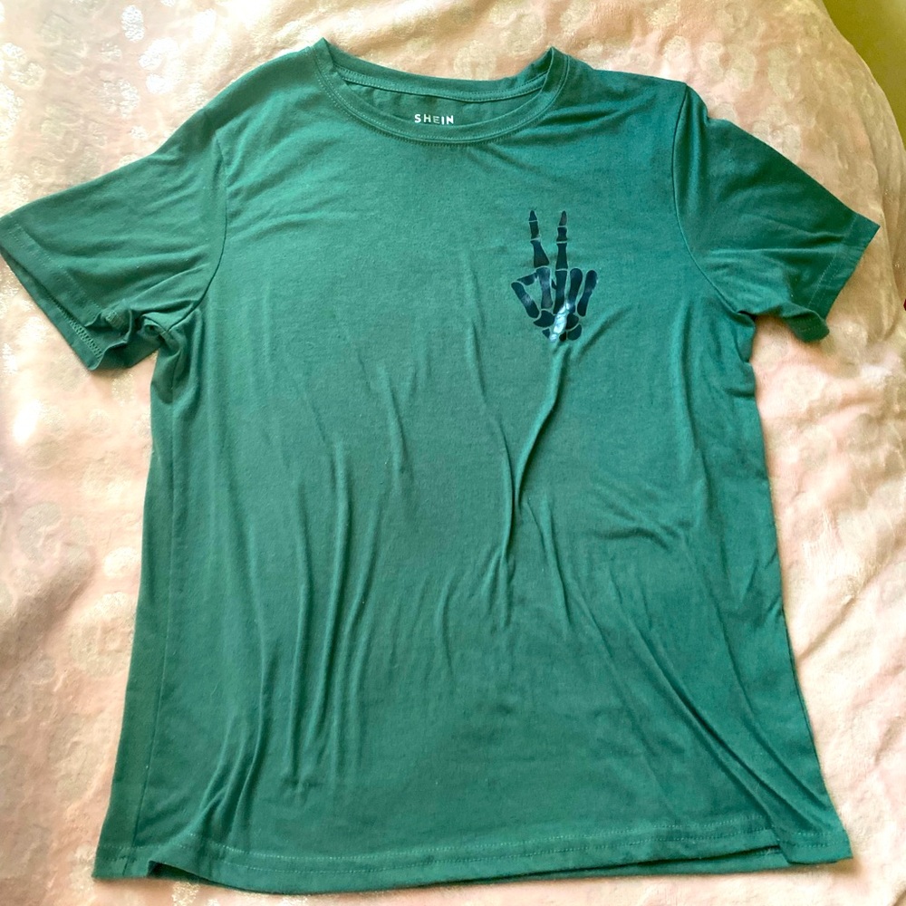 Peace sign skull hand t-shirt